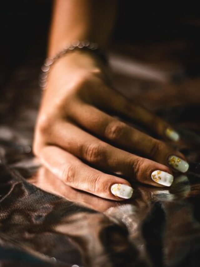 Top 10 Mesmerizing Glitter Nail Designs