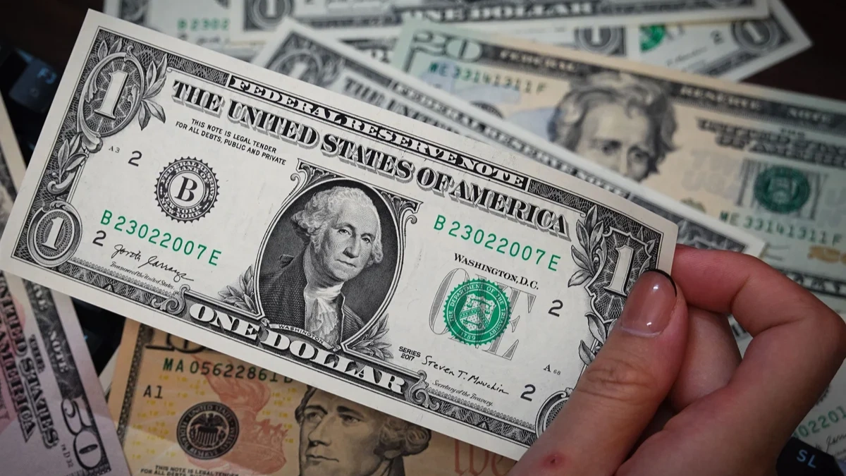 Dollar Sinks as Trumps New Tariffs Raise Fears About U.S. Debt and Reserve Currency Status